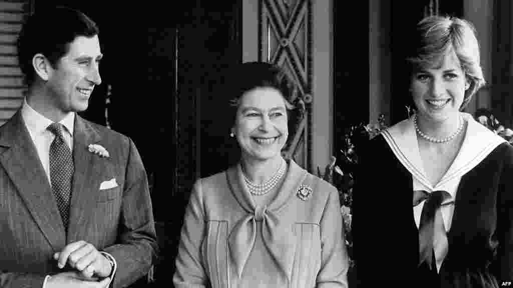 Regina pozează cu Prințul Charles și logodnica sa Lady Diana, la Buckingham Palace, &icirc;n martie 1981. 