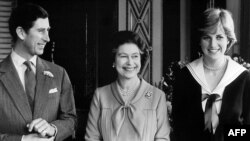 Елизавета патшайым үлкен ұлы Чарльзбен және келіні Дианамен бірге. Букингем сарайы, 27 наурыз 1981 жыл.
