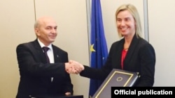 Премьер-министр Косова Иса Мустафа и Верховный представитель ЕС по внешней политике Федерика Могренини (Страсбург, 27 октября 2015 года)