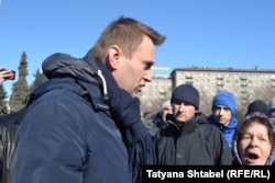 Алексей Навальный выступает на митинге в Новосибирске