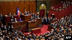 Франсуа Олланд во время выступления перед членами парламента 16 ноября 