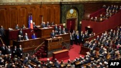 Президент Франции Франсуа Олланд во время выступления перед членами парламента 16 ноября. 