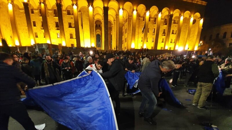 Протестующие в Тбилиси установили палатки на проезжей части проспекта Руставели