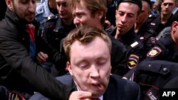 حمله به نیکلای آلکسی‌یف، فعال حقوق دگرباشان، در مسکو (عکس متعلق به ۲۰۱۳)