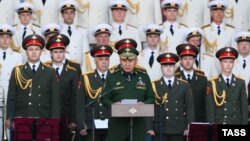 Ресей қорғаныс министрі Сергей Шойгу (ортада) "Армия-2016" әскери-техникалық форумының ашылуында сөйлеп тұр. Мәскеу облысы, 6 қыркүйек 2016 жыл.
