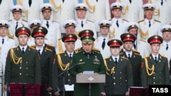 Министр обороны России Сергей Шойгу (в центре) на открытии военно-технического форума «Армия-2016». Московская область, 6 сентября 2016 года.