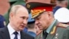 Presidenti rus, Vladimir Putin (majtas) tha se vendimi i tij për një mobilizim të pjesshëm ushtarak u mor me rekomandimin e ministrit të Mbrojtjes, Sergei Shoigu (djathtas) dhe Shtabit të Përgjithshëm. Fotografi nga arkivi. 