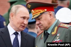 Президент России Владимир Путин и российский министр обороны Сергей Шойгу