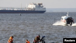 Спасательная операция по поиску пропавших без вести пассажиров затонувшего на Волге теплохода "Булгария". 11 июля 2011 года.