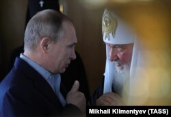 Президент Росії Володимир Путін (ліворуч) і Московський патріарх Кирило, 11 липня 2017 року