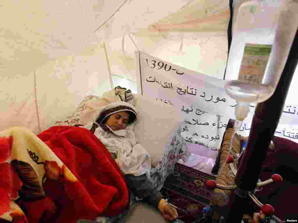 Afganistan - Simeen Barekzai već danima štrajkuje glađu nakon što je odstranjena iz Parlamenta, 13.10.2011. Foto: Reuters / Omar Sobhani