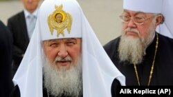 Священники пояснюють рішення тим, що патріарх «Московський і всієї Русі» Кирило ніяк не засудив агресивні дії російської влади проти України
