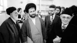 احمد خمینی در کنار کریم سنجابی (راست) و ابراهیم یزدی؛ دو چهره سیاست خارجی دولت موقت