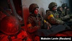 Ukrán katonák egy katonai légibázis óvóhelyén, Kijev környékén 2020. február 27-én-