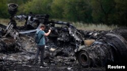 Журналист на месте падения сбитого малайзийского "Боинга" в Донецкой области Украины