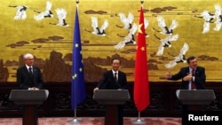 Chinese Prime Minister Wen Jiabao (center), European Council President Herman Van Rompuy (left), and European Commission President Jose Manuel Barroso hold a press conference in Beijing on February 14.