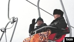 Өзбекстан президенті Ислам Каримов пен Қазақстан президенті Нұрсұлтан Назарбаев «Шымбұлақ» тау шаңғысы курортының аспалы жолымен кетіп барады. Алматы, 8 қаңтар 2001 жыл.