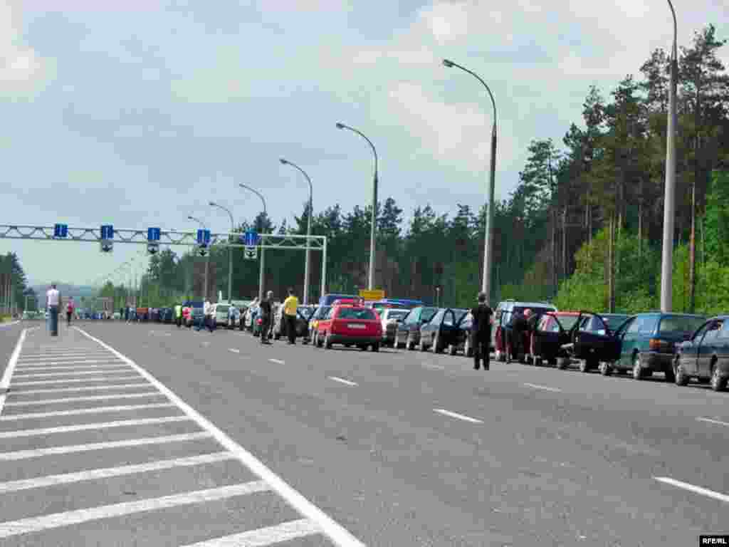 20 траўня, чацьвер - На беларуска-польскім памежным пераходзе «Брузгі-Кузьніца», што недалёка ад Горадні, чарга з машынаў на выезд расьцягнулася больш як на 2 кілямэтры.