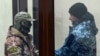 Один із захоплених ФСБ Росії українських моряків у суді окупованого Сімферополя перед перевезенням до Москви, 28 листопада 2018 року
