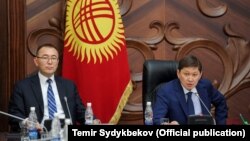 Первый вице-премьер-министр КР Толкунбек Абдыгулов (слева) и премьер-министр КР Сапар Исаков.