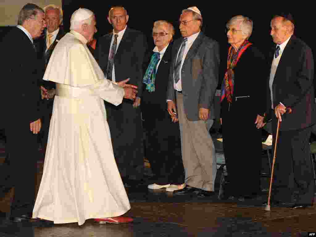 Papa Benedikti XVI takon të mbijetuarit e Holokaustit...