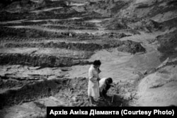 Внизу на фото Аміка Діаманта людські кістки, які виплили з-під ґрунту. Серпень 1961 року, півроку після Куренівської трагедії. Архів Аміка Діаманта.
