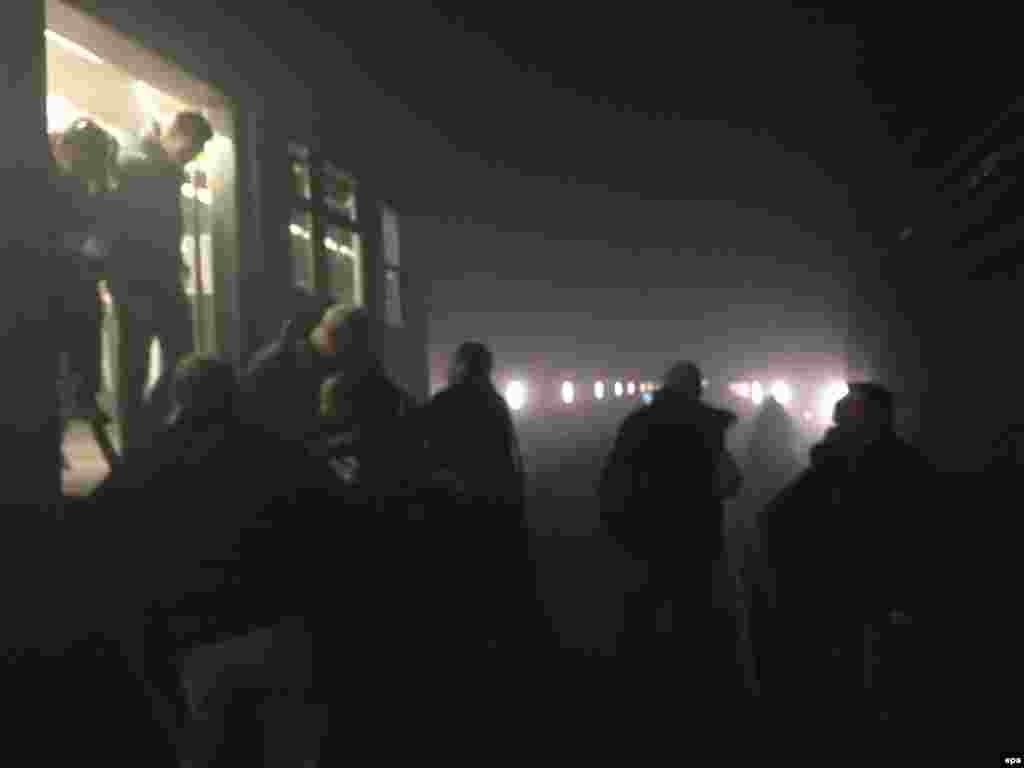Люди выбираются из поезда метро возле станции "Мальбек" после взрыва. 22 марта 2016 года.