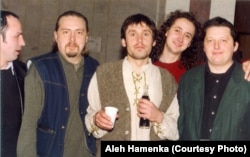 Вайцюшкевіч (у цэнтры) з удзельнікамі гурту «Палац»