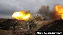 უკრაინის სამხედროები ცეცხლს უშენენ რუსეთის პოზიციებს. დონეცკის ოლქი, 10 ოქტომბერი, 2022 წელი