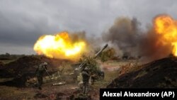 Українські військовослужбовці ведуть вогонь із самохідної артилерійської установки 2С1 «Гвоздика» по позиціях російських військ. Донеччина, 10 жовтня 2022 року
