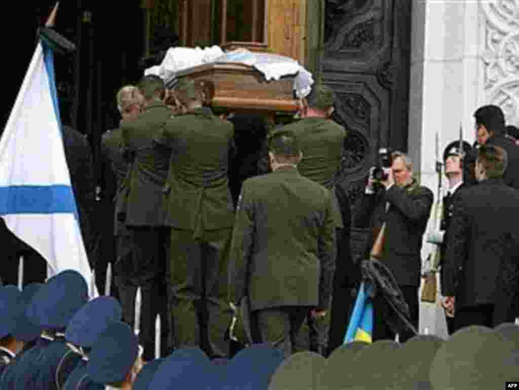 Гвардейцы вносят гроб с телом первого президента России в храм Христа Спасителя