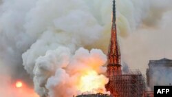 В Париже горит собор Нотр-Дам де Пари