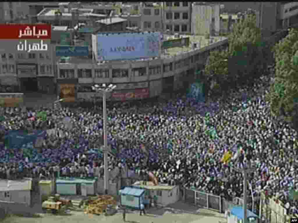 Susţinători ai preşedintelui Mahmud Ahmadinejad în piaţa Valiasr din centrul Teheranului - RAN, Tehran : A video grab from the Arabic-language official Al-Alam television shows supporters of Iranian President Mahmoud Ahmadinejad rallying in Valiasr Square in central Tehran on June 16, 2009. Iran's election watchdog said it was ready for a recount in the hotly disputed presidential vote as the nation braced for further protests after seven people were killed in street battles.