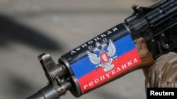 Эмблема "ДНР" на автомате сепаратиста. 2014 год
