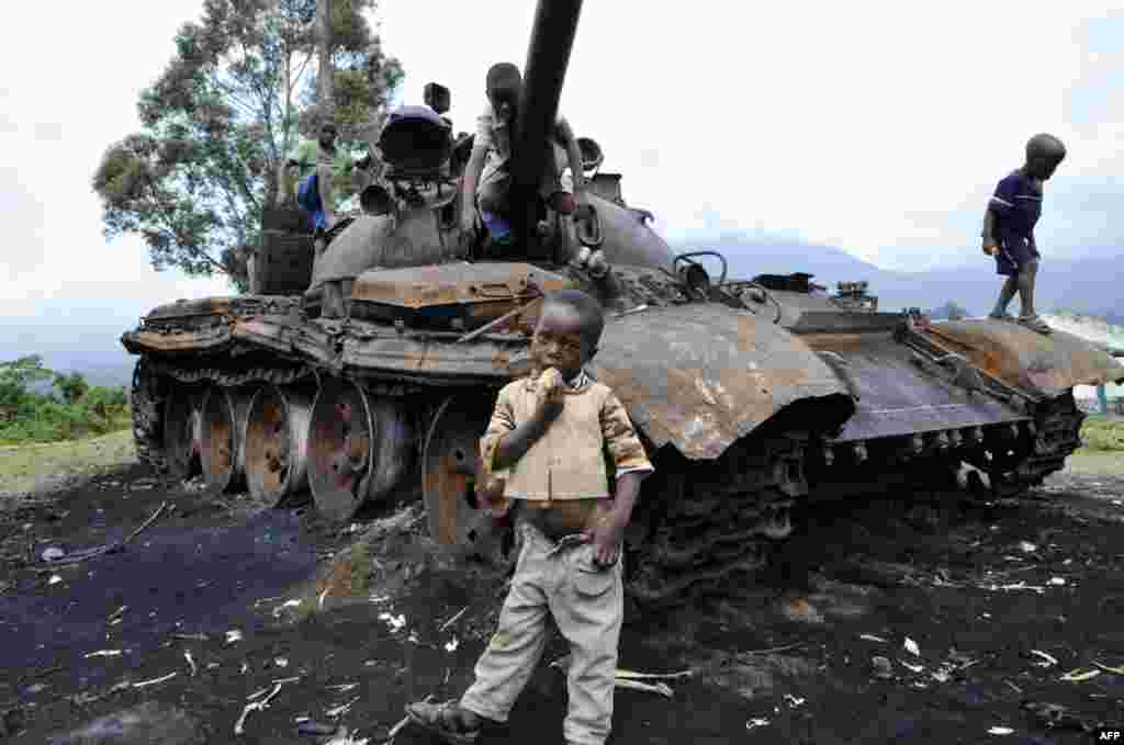 ДР Конго – дітлахи граються біля залишків танку на місці бою між армією та повстанцями руху M23, місто Кімбумба, 31 жовтня 2013 року