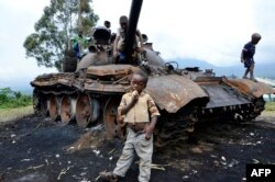 Конга: дзеці гуляюць на згарэлым паўстанцкім танку, кастрычнік 2013