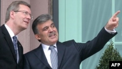 Turkish President Abdullah Gul (right) and his German counterpart Christian Wulff talk on a balcony of the Cankaya Presidential Palace in Ankara.