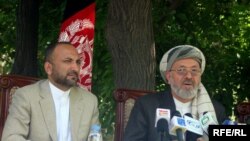 محمد کریم خلیلی معاون دوم رییس جمهور کرزی و محمد حنیف اتمر وزیر داخلهء افغانستان