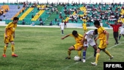 Tajikistan -- Football match between Tajik teams "Parvoz" and "Khayr" in Sughd region, 07Jun2010