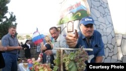 По сути, прдложение главы Северной Осетии означает лоббистскую поддержку югоосетинским товаропроизводителям. К сожалению, пока на это щедрое предложение нечем ответить: всему виной – отсутствие логистики в Южной Осетии