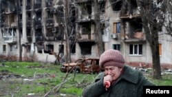 Lokalna stanovnica Tamara, 71, plače ispred uništene stambene zgrade u južnom lučkom gradu Mariupolju, Ukrajina, 19. aprila 2022. 