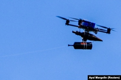 Një dron i armatosur, i kontrolluar përmes një kablloje me fibra optikë, fluturon mbi kufirin nga Libani drejt Izraelit. Maj 2026.