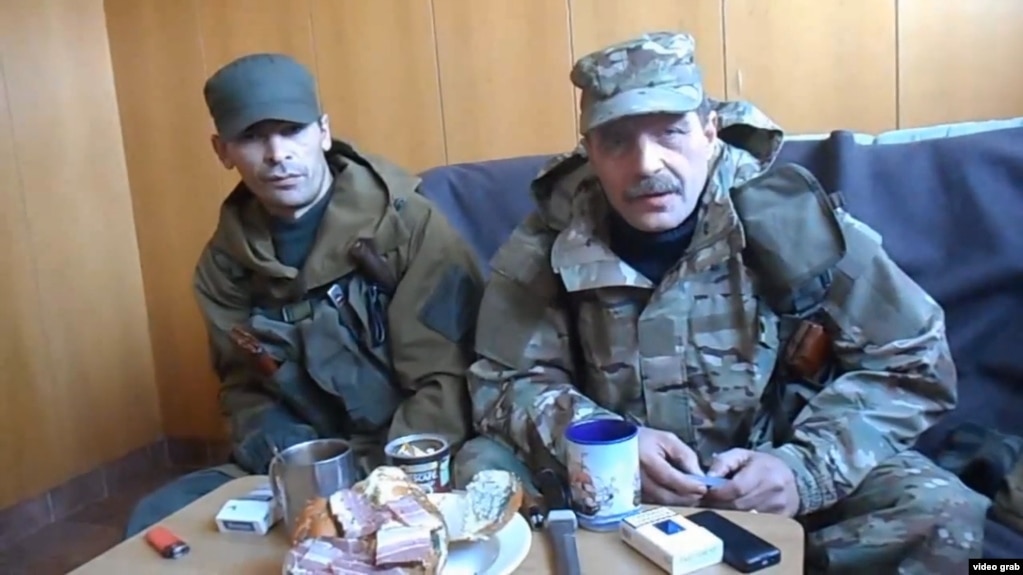 Игоря Безлера (на фото справа), гражданина России, Украина обвиняет в нарушении законов и обычаев войны