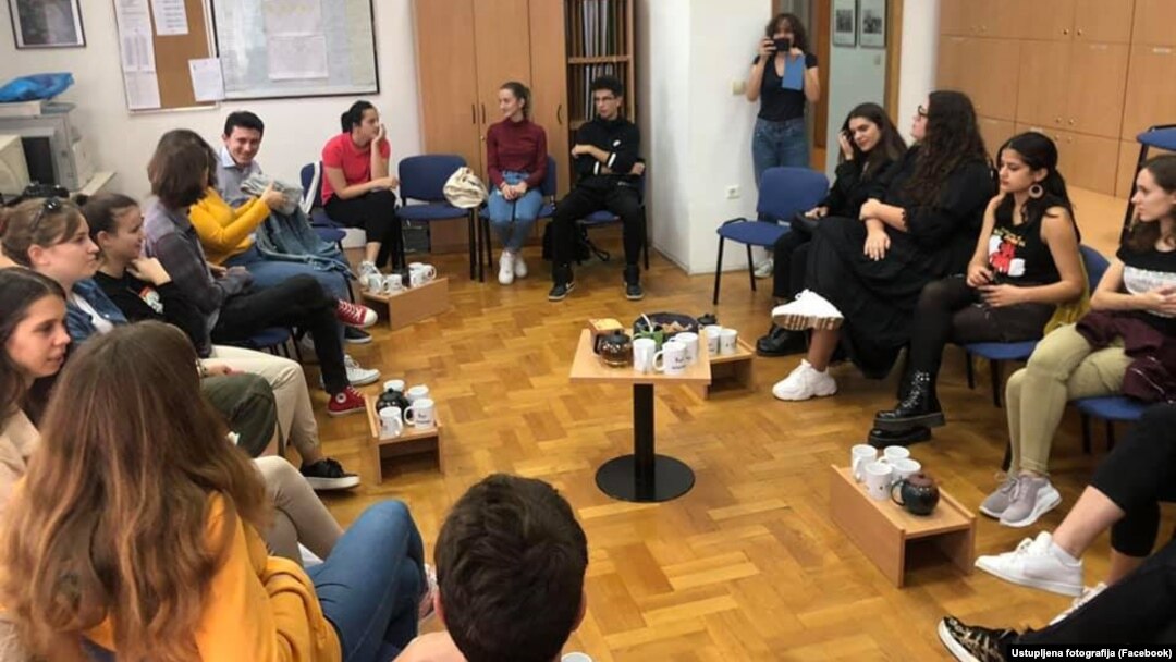 Jedan od sastanaka kluba čitalaca Biblioduh iz 2019, prije pandemije