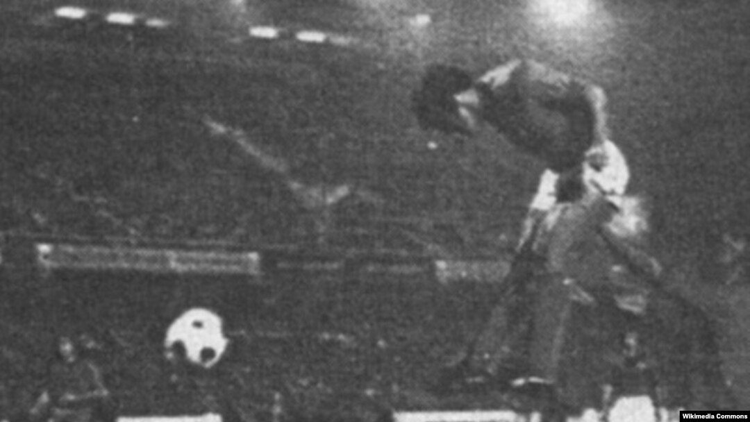 Josip Katalinski šutira u utakmici sa Španjolskom na Svjetskom nogometnom prvenstvu 1974.