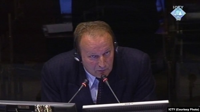 Dragan Zhivanoviq si dëshmitar i prokurorisë në gjyqin e udhëheqësve të UÇK-së në Hagë, 15 tetor 2007.