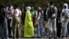Девојка која носи абајa на улица во градот Нант, западна Франција, 31 август 2023 година