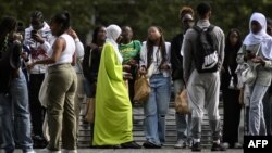 Djevojka nosi abaju, dugu haljinu bliskoistočnog porijekla, na ulici u Nantu, u zapadnoj Francuskoj, 31. avgusta 2023.