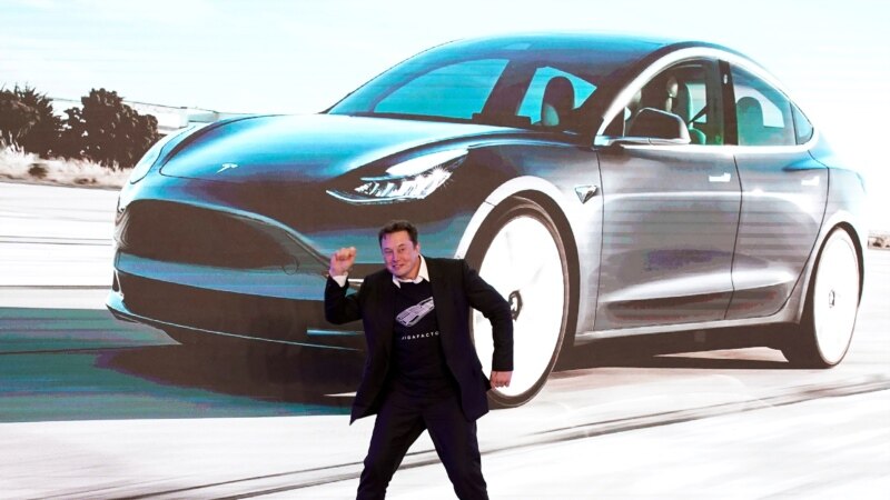 Tesla компаниясы Шинжаңда көргөзмө залын ачкандан кийин сынга кабылды