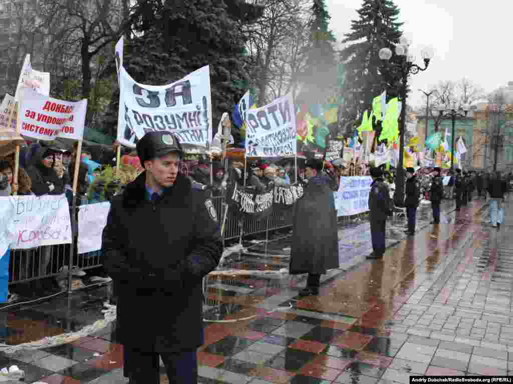 Близько 2 тисяч підприємців зібрались біля будинку Верховної Ради з вимогою не допустити ухвалення Податкового кодексу. 